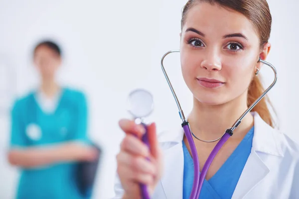 Vrouwelijke arts met een stethoscoop luisteren — Stockfoto