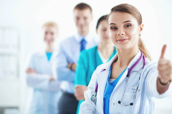 Médica atraente na frente do grupo médico — Fotografia de Stock