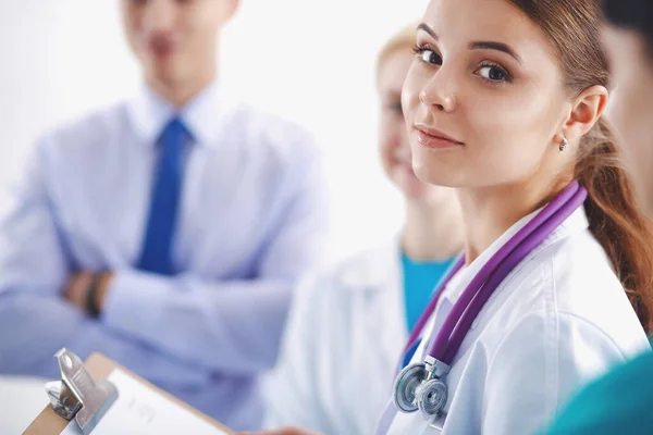 Attraente medico donna di fronte al gruppo medico — Foto Stock