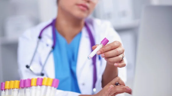 Mulher pesquisadora é cercada por frascos e frascos médicos, isolados em fundo branco — Fotografia de Stock