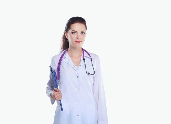 Médica sorridente de uniforme de pé no hospital — Fotografia de Stock