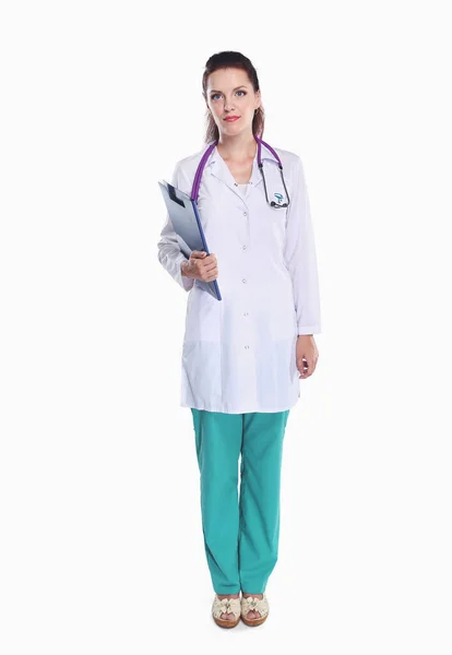 Hastanede üniformalı, gülümseyen bir kadın doktor. — Stok fotoğraf
