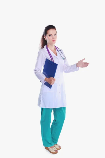 Mosolygó női orvos egy mappa egyenruha áll a kórházban — Stock Fotó