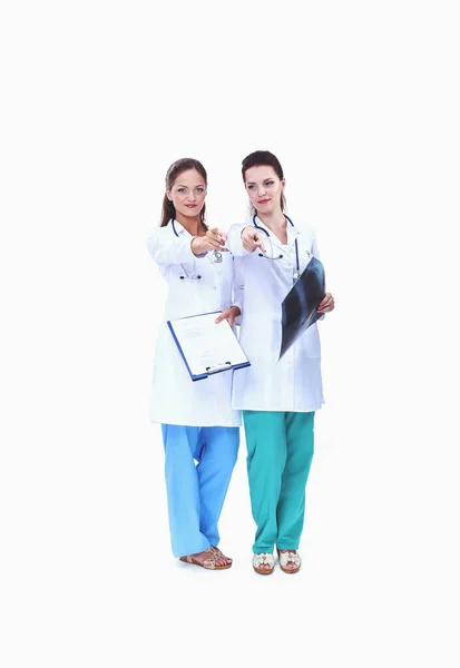 Dos doctora joven, parada en el hospital. Dos doctora joven. — Foto de Stock