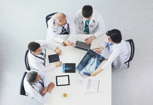 Squadra medica seduta e discutere a tavola, vista dall'alto — Foto Stock