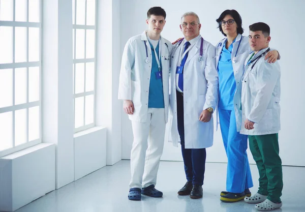 Succesvol medisch team. Zelfverzekerde dokters team staan samen en glimlachen — Stockfoto