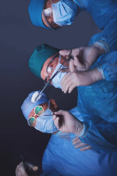 Μια ομάδα χειρούργων στο χειρουργείο με μπλε χρώμα. Ιατρική ομάδα που εκτελεί λειτουργία — Φωτογραφία Αρχείου