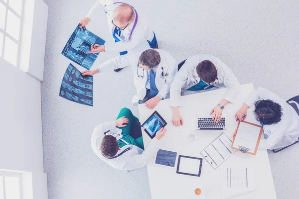 Equipe médica sentado e discutindo à mesa, vista superior — Fotografia de Stock