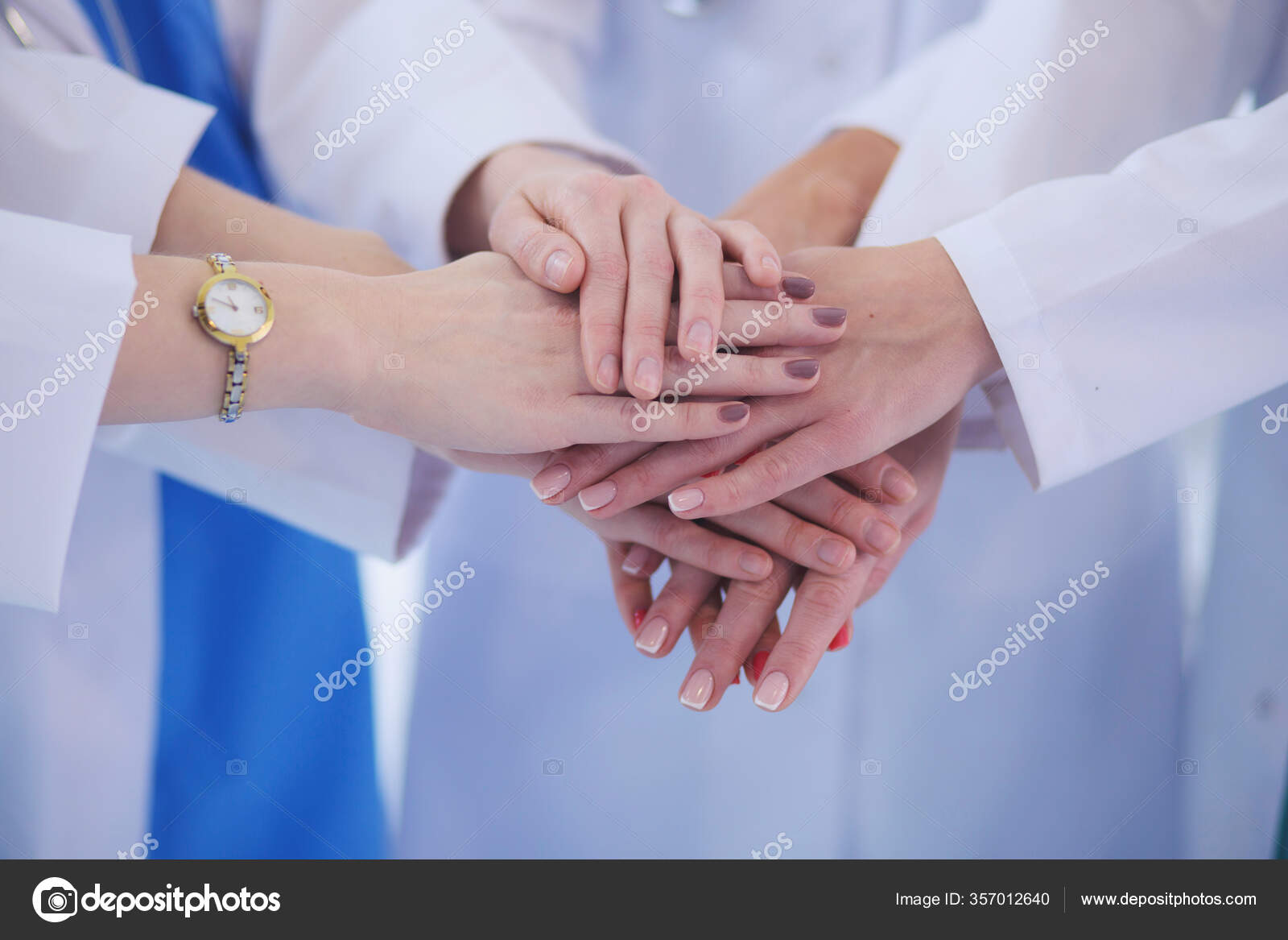 Médecins et infirmières dans une équipe médicale empilant les mains image libre de droit par