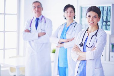 Hastane Kaza ve Acil Servis 'te duran bir grup doktor ve hemşire