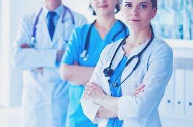 Hastane Kaza ve Acil Servis 'te duran bir grup doktor ve hemşire