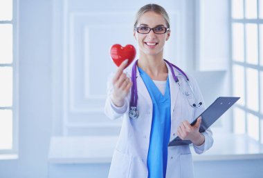 Steteskoplu, kalbi olan bir kadın doktor.