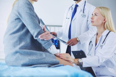 Doktor ve hasta tarama sonuçlarını tarama merkezinde tartışıyor