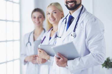 Beyaz arka planda izole edilmiş bir doktor, kadın ve erkek.