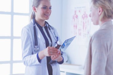 Doktor ve hasta masada otururken bir şey tartışıyorlar. İlaç ve sağlık hizmetleri kavramı