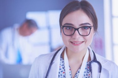 Hastane lobisinde tablet bilgisayar kullanan kadın doktor.