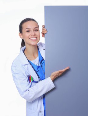 Boş reklam panosu olan bir kadın doktor. Kadın doktor