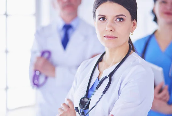 Grupo de médicos y enfermeras de pie en una habitación de hospital — Foto de Stock