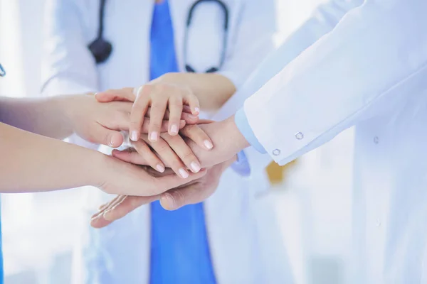 Grupo de médicos poniendo sus manos juntas. Primer plano —  Fotos de Stock