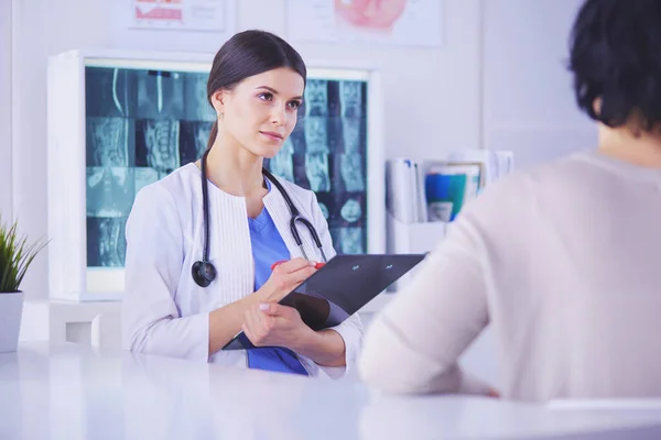 Medical consultation in a hospital. Doctor listening to a patients problems — Stock Photo, Image