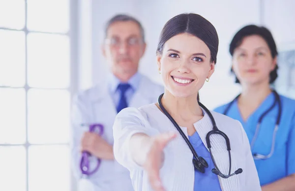 Ärztin reicht Handschlag im Krankenhaus — Stockfoto