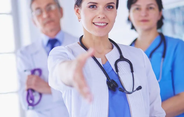 Kvinnlig läkare som erbjuder ett handslag på sjukhuset — Stockfoto