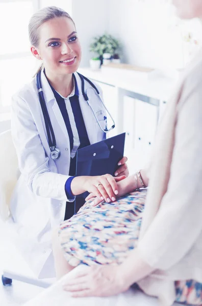 Médico e paciente discutindo algo enquanto se senta na mesa. Conceito de medicina e cuidados de saúde — Fotografia de Stock