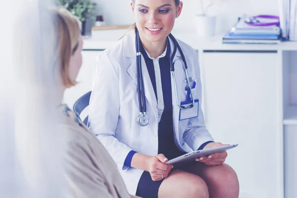 Doctor y paciente discutiendo algo mientras están sentados en la mesa. Concepto de medicina y salud — Foto de Stock