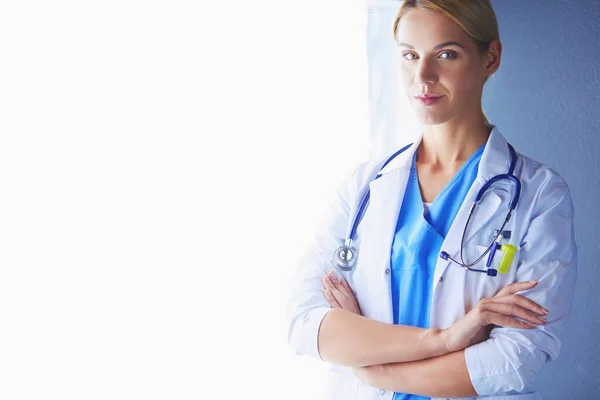 Portrait of young woman doctor with white coat standing in hospital — Stock Photo, Image