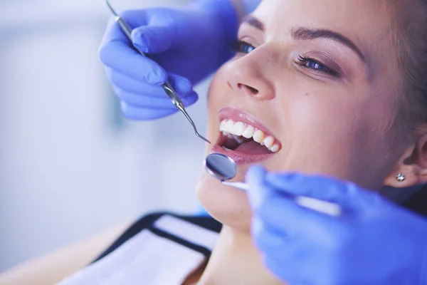 Jovem Paciente do sexo feminino com boca aberta examinando inspeção dentária no consultório odontológico. — Fotografia de Stock