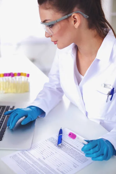 Forscherin ist von Fläschchen und Fläschchen umgeben, isoliert auf weißem Hintergrund — Stockfoto