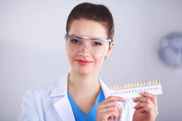 Hermosa mujer doctora mantenga los dientes herramienta de blanqueamiento . —  Fotos de Stock