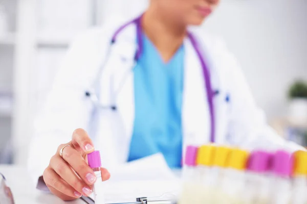 Női kutató körül orvosi injekciós üvegek és flaskák, elszigetelt fehér alapon — Stock Fotó
