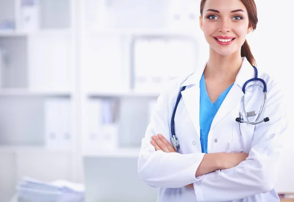 Portrait de jeune femme médecin avec manteau blanc debout à l'hôpital — Photo