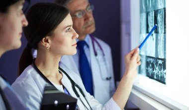 Bir grup doktor hastanede. X-ışını teşhisi.