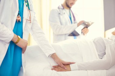 Doktor ya da hemşire hastanede hastayla konuşuyor.