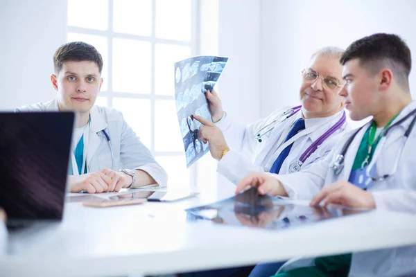 Медична команда сидить і обговорює за столом — стокове фото