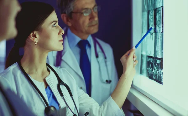 Група лікарів, які вивчають рентген у клініці, думають про діагноз — стокове фото