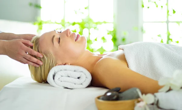 Belle jeune femme couchée dans le salon de spa — Photo