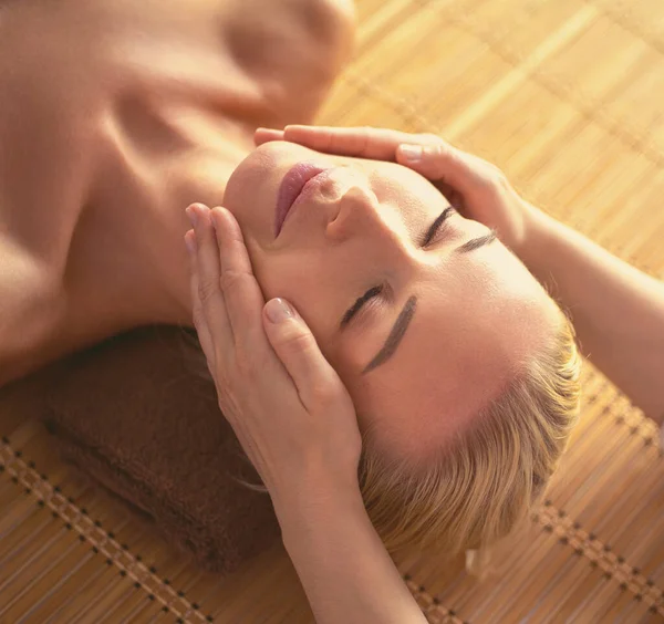 Mulher bonita fazendo massagem facial em um salão de spa — Fotografia de Stock