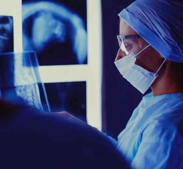 Imagen de la atractiva doctora mirando los resultados de los rayos X — Foto de Stock