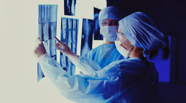 Due donne mediche che guardano le radiografie in un ospedale — Foto Stock