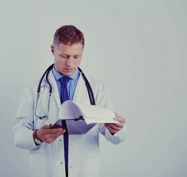 Bărbat medic în picioare cu folder, izolat pe fundal alb — Fotografie, imagine de stoc