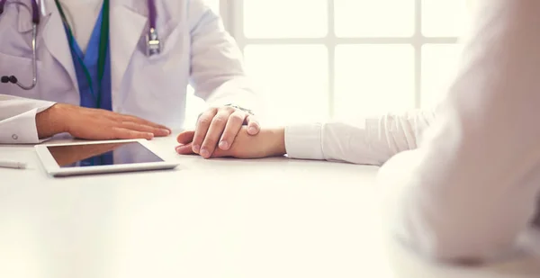 Médico masculino reconfortante paciente que está em ambulância — Fotografia de Stock