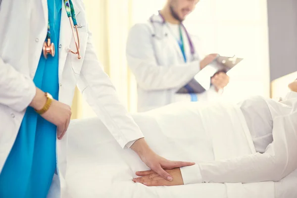 Médico ou enfermeiro a falar com o doente no hospital — Fotografia de Stock