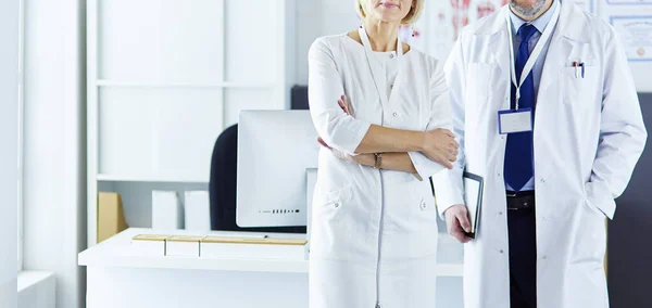 Serieuze medische team met behulp van een laptop in een helder kantoor — Stockfoto