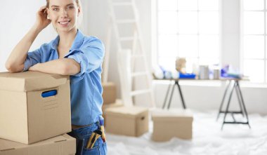 kutuları ile genç bir kadın portresi