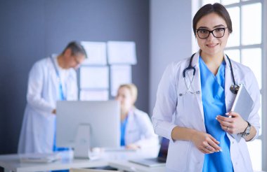 Hastane lobisinde tablet bilgisayar kullanan kadın doktor.