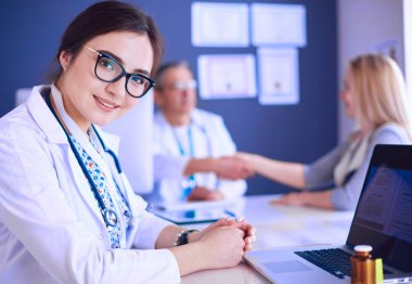Doktor ve hasta masada otururken bir şey tartışıyorlar. İlaç ve sağlık hizmetleri kavramı