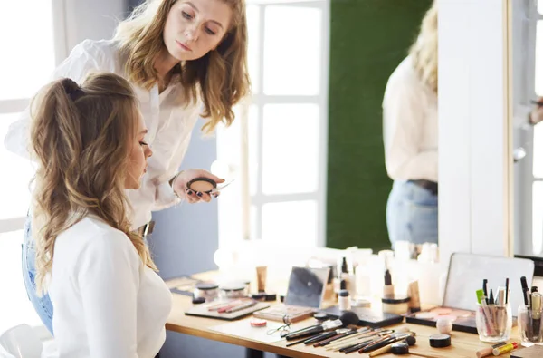 Make-up artist facendo make-up per la giovane bella sposa applicare il trucco di nozze — Foto Stock